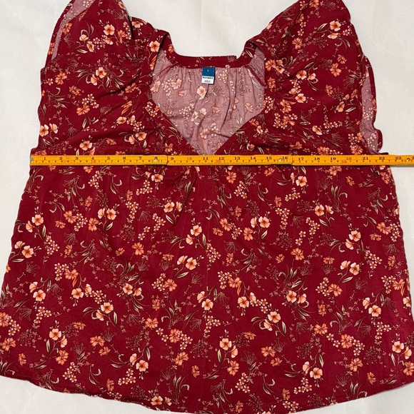 Old Navy Dark Red Floral Flutter Sleeve Top - Size L - EUC - Picture 3 of 9